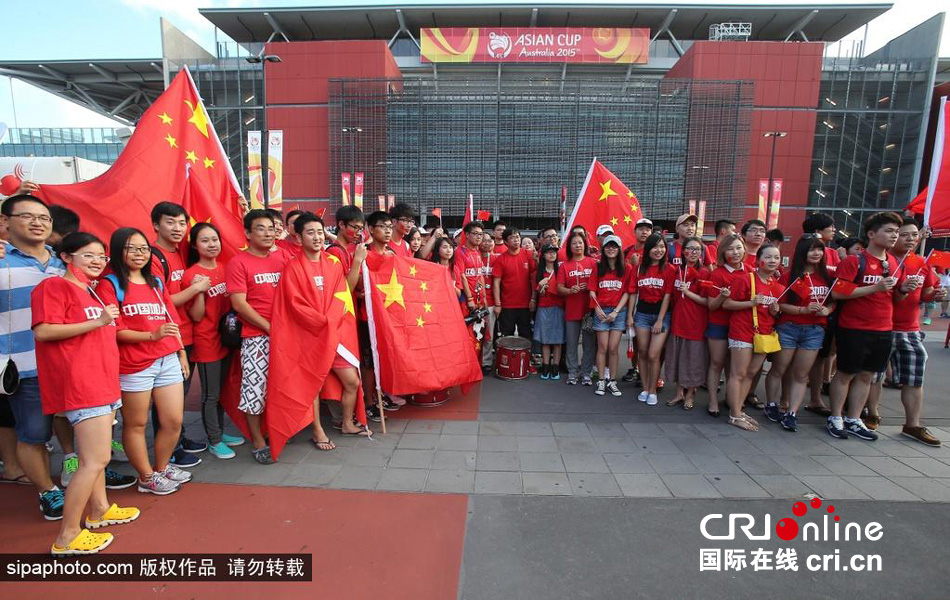 北京時間1月10日，中國隊迎來亞洲杯首場比賽，賽前中國球迷揮舞國旗進場，為國足助威。