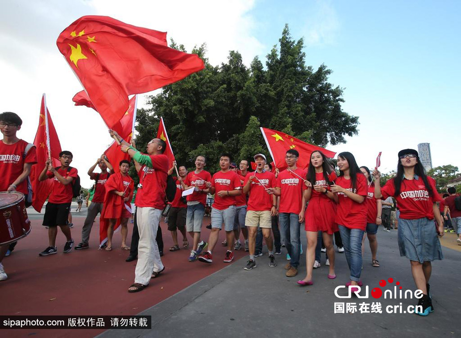 賽前中國球迷揮舞國旗進場，為國足助威。