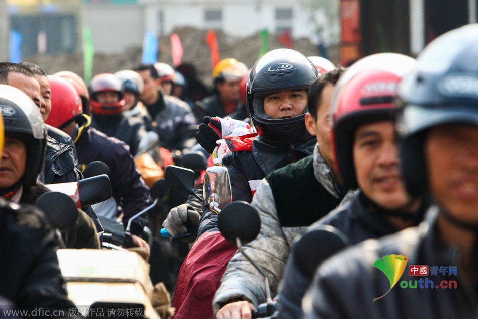 2015年2月10日，廣東佛山，順德龍山加油站為返鄉(xiāng)摩托車免費(fèi)加油。