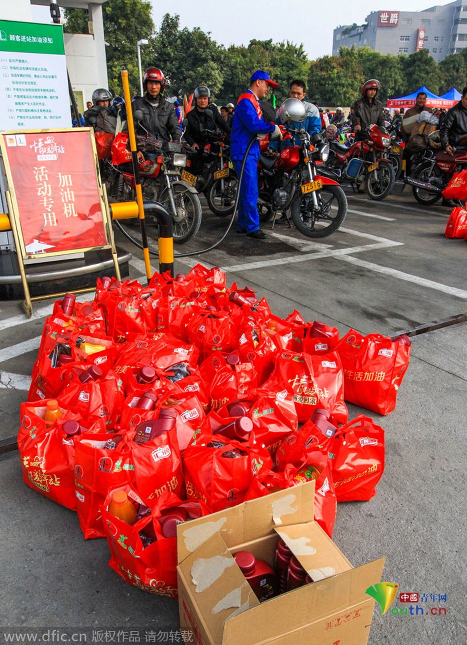 2015年2月10日，廣東佛山，順德龍山加油站為返鄉(xiāng)摩托車免費(fèi)加油。
