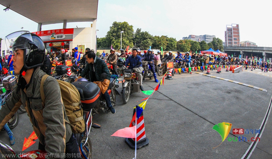 2015年2月10日，廣東佛山，順德龍山加油站為返鄉(xiāng)摩托車免費(fèi)加油。
