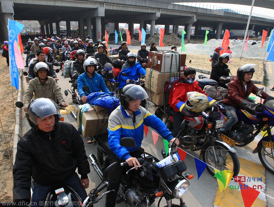 2015年2月10日，廣東佛山，順德龍山加油站為返鄉(xiāng)摩托車免費(fèi)加油。