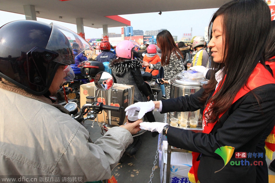 2015年2月10日，廣東佛山，順德龍山加油站為返鄉(xiāng)摩托車免費(fèi)加油。