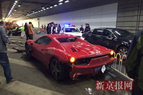 一輛蘭博基尼與一輛法拉利發生事故，現場狀況慘烈