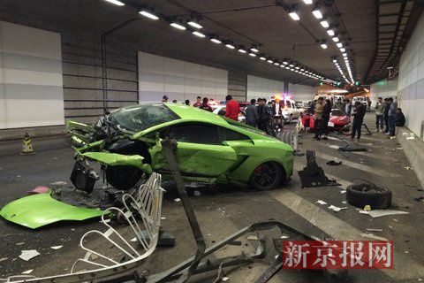一輛蘭博基尼與一輛法拉利發生事故，現場狀況慘烈
