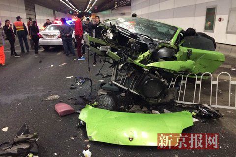 一輛蘭博基尼與一輛法拉利發生事故，現場狀況慘烈
