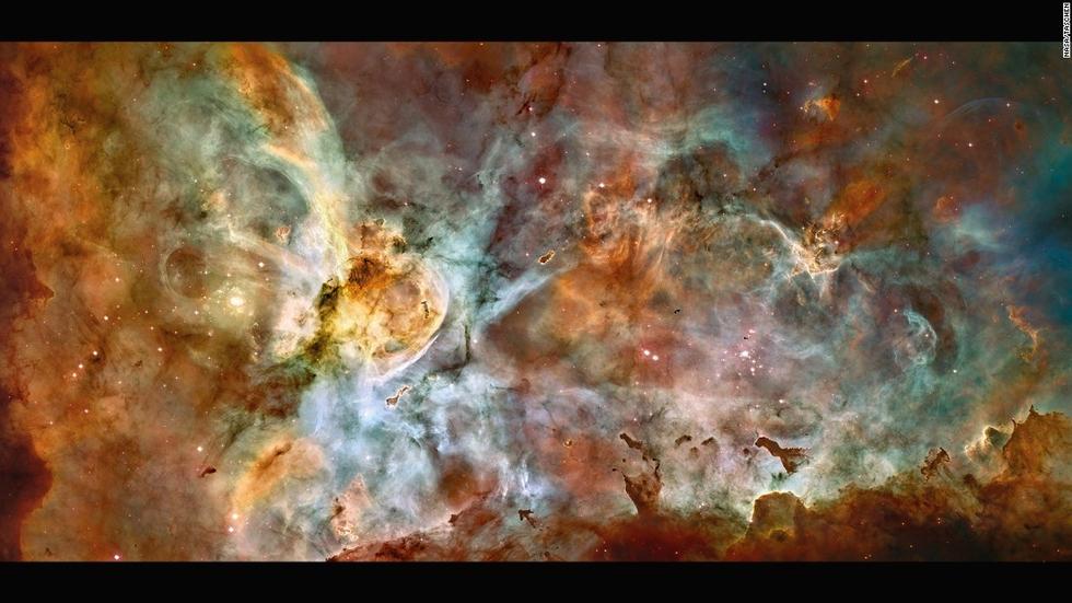 這個(gè)大星系是小恒星的誕生地，預(yù)計(jì)其中有數(shù)顆質(zhì)量為太陽的50至100倍的恒星