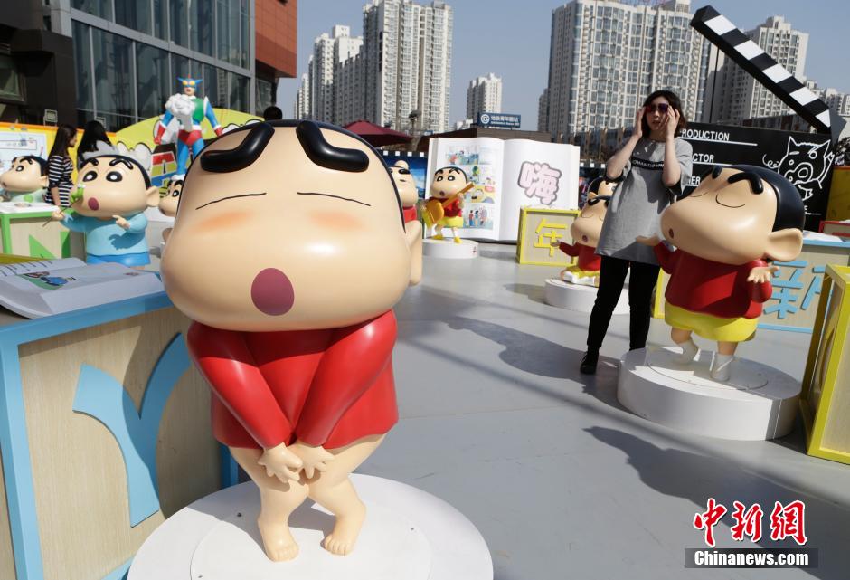 4月22日，游客參觀蠟筆小新特展?！跋灩P小新25周年紀念特展”日前在北京開展