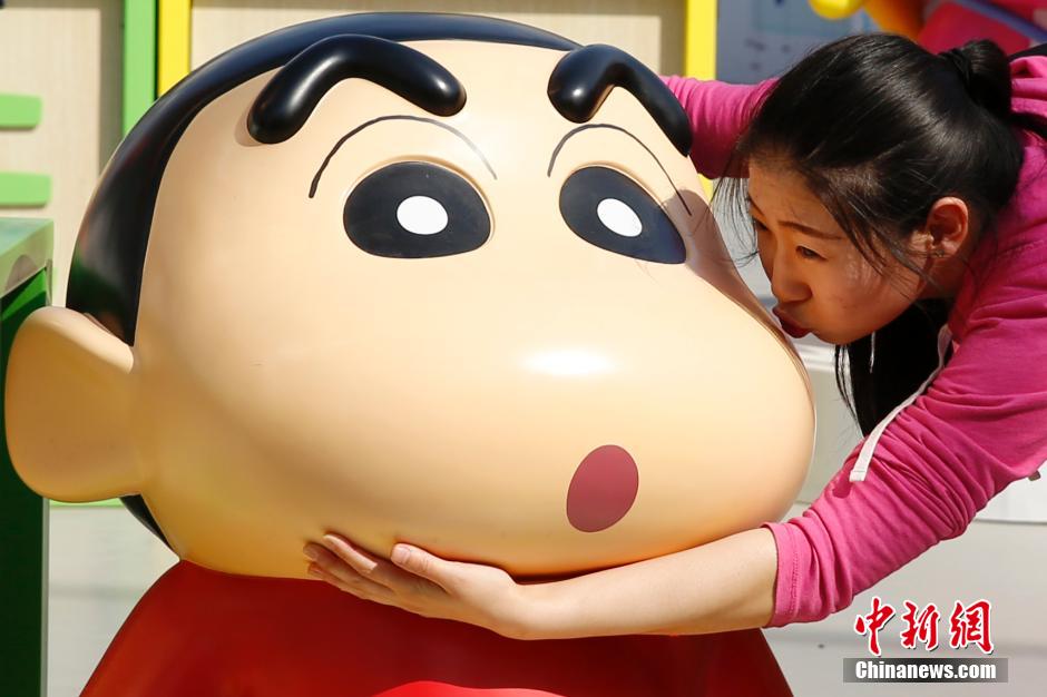 4月22日，游客與蠟筆小新合影?！跋灩P小新25周年紀念特展”日前在北京開展，吸引了不少市民游客。