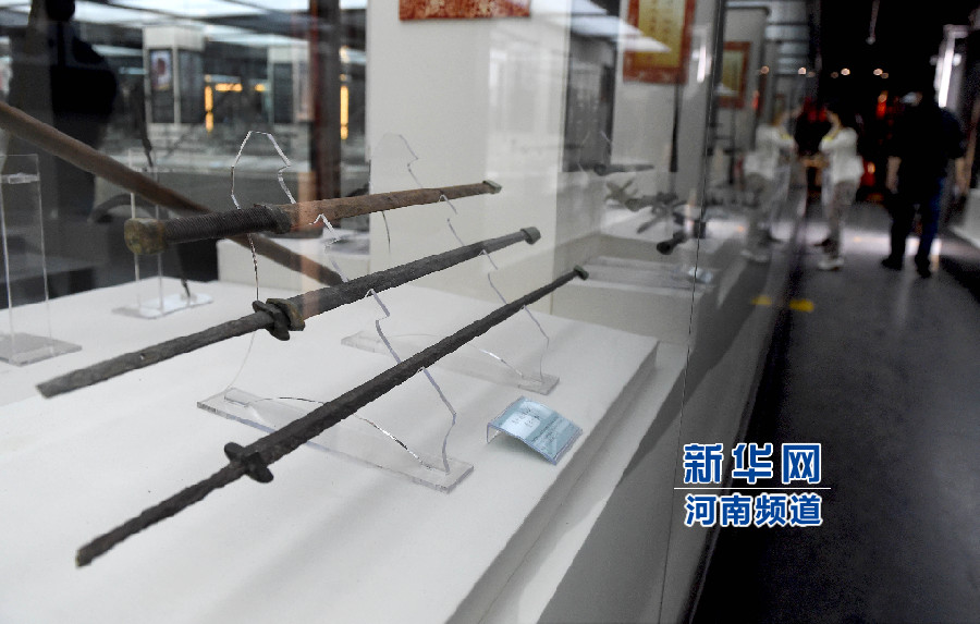 4月26日，參觀者在兵器展覽館內(nèi)參觀。