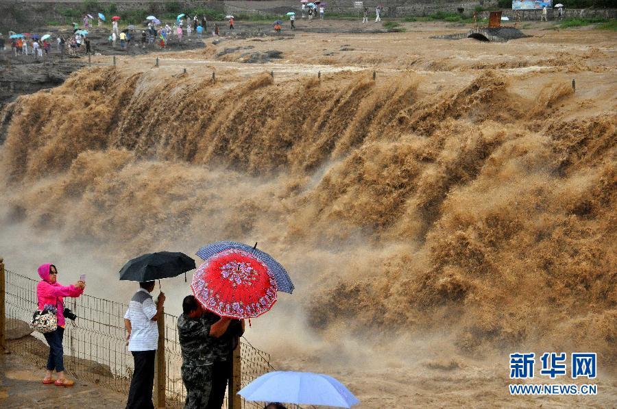 8月2日，游客在山西吉縣黃河壺口瀑布景區(qū)游覽觀瀑。