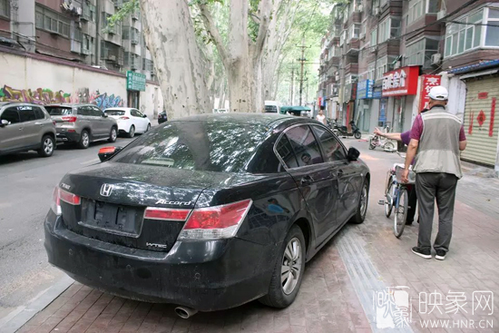 男子的車牌因是外地牌照，被小偷盜走。