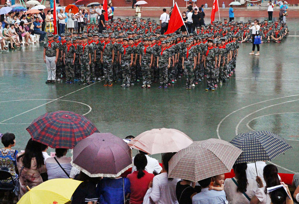鄭州市，鄭州市第八中學會操表演當天突降大雨，但是同學們在雨中堅持完成了會操表演。