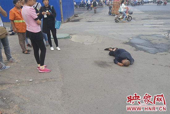 老人倒地后無人敢扶，過路市民拍照作證。