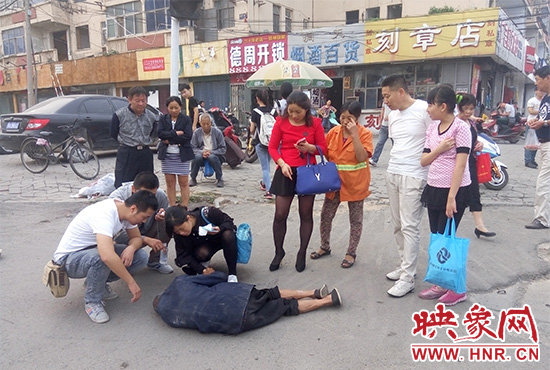 據(jù)附近環(huán)衛(wèi)工人介紹，老人是自己過路口時不小心摔倒的。
