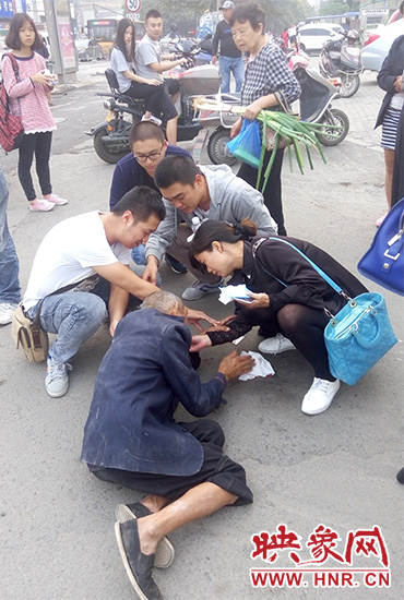 一些愛心市民在撥打了110和120后，上前給老人擦臉上的血跡。