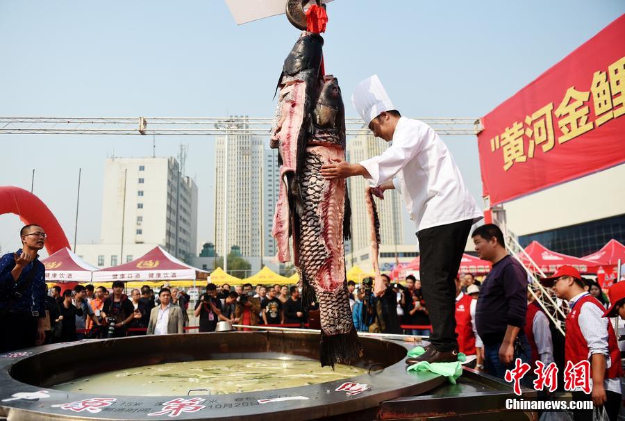 河南鄭州，一個直徑3.15米，深0.7米，可容納3噸高湯的“中原第一鍋”現場烹煮火鍋盛宴。