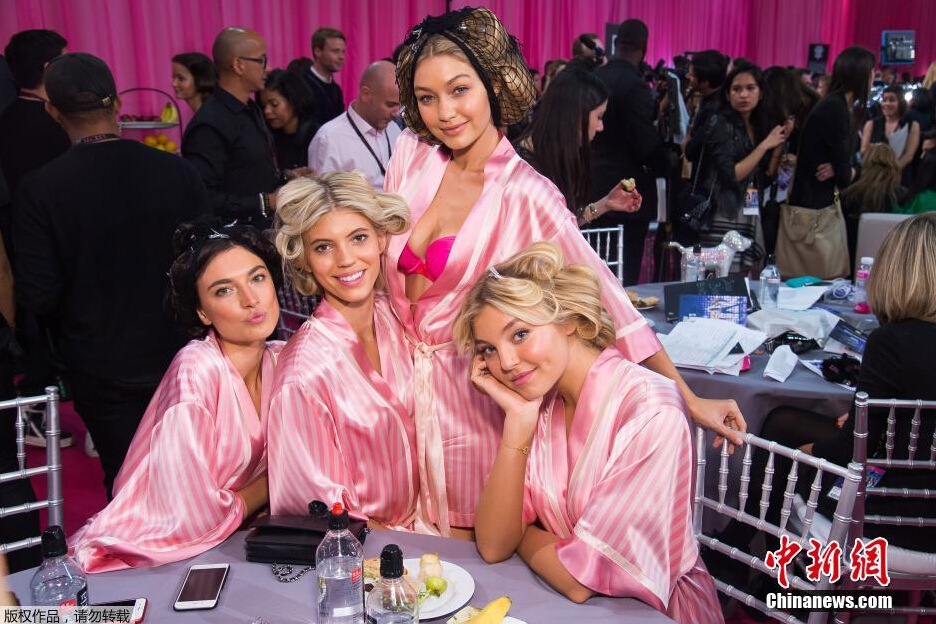 圖為模特Jacquelyn Jablonski（左起），Devon Windsor，Gigi Hadid和Rachel Hilbert在后臺合影。