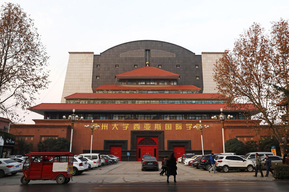 鄭州大學現(xiàn)奇葩建筑：一半中式一半歐式