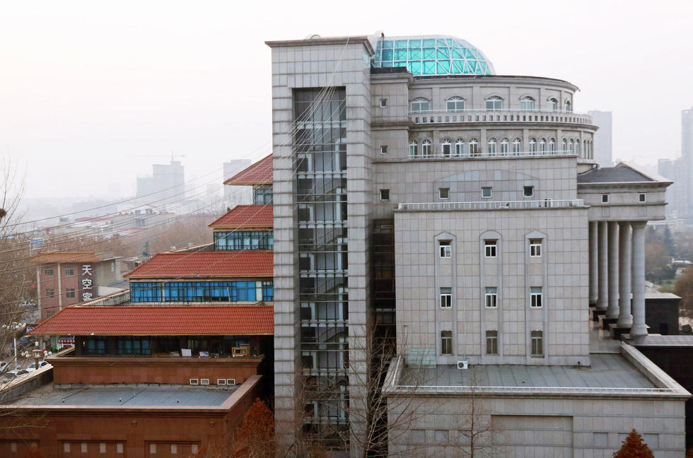 鄭州大學現(xiàn)奇葩建筑：一半中式一半歐式