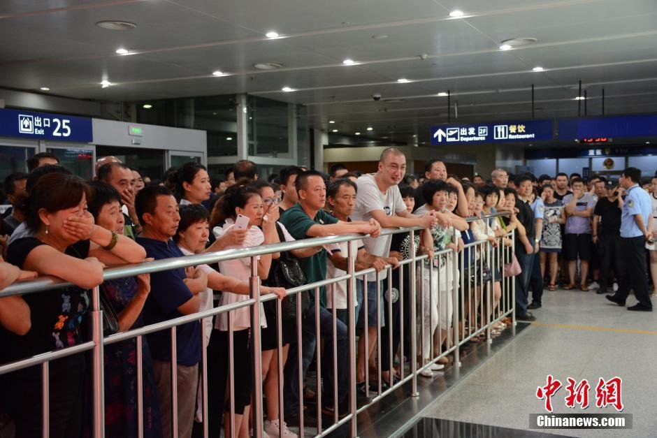 當(dāng)日18時許，前來接機的家屬陸續(xù)來到大連機場，等候著其他親屬帶著親人骨灰“回家”。