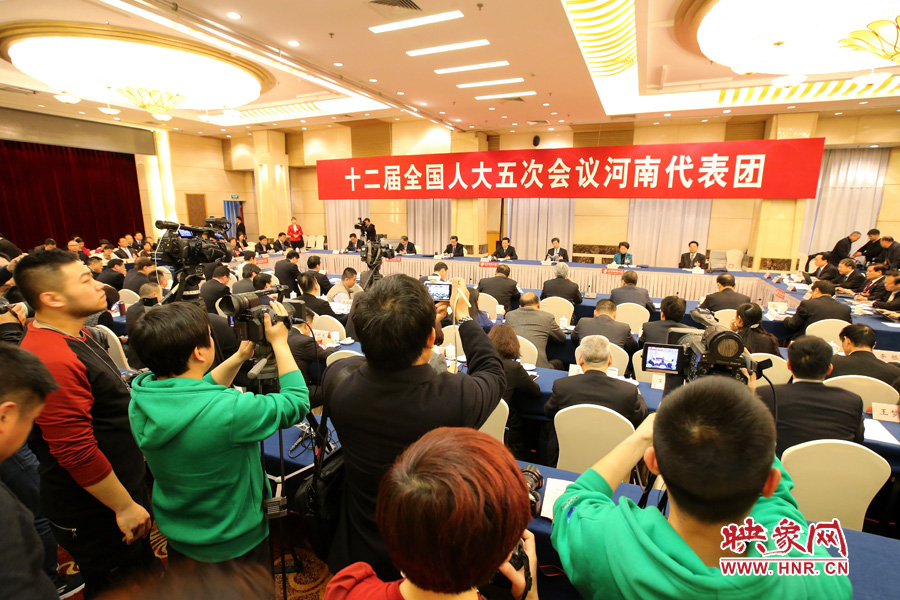 記者擠滿了媒體區，前來聽取河南“聲音”
