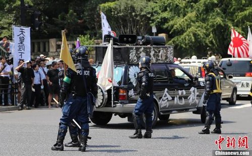 現場10多名日本警察身穿防暴制服，嚴防右翼份子鬧事。