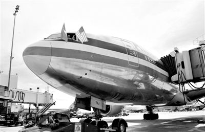 2011年4月5日，美國航空公司為洛杉磯至上海首條直飛航線的開通舉行剪彩儀式。目前，美國航空、美國聯合航空和達美航空已經向中國提交了飛行計劃。
