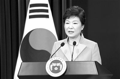 1月6日，韓國(guó)總統(tǒng)樸槿惠在首爾總統(tǒng)府青瓦臺(tái)舉行的新年記者會(huì)上發(fā)言。新華社發(fā)