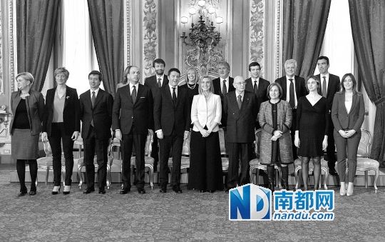 2月22日，在意大利羅馬總統府，新任總理馬泰奧·倫齊(前左五)與總統納波利塔諾(前右四)及新內閣成員