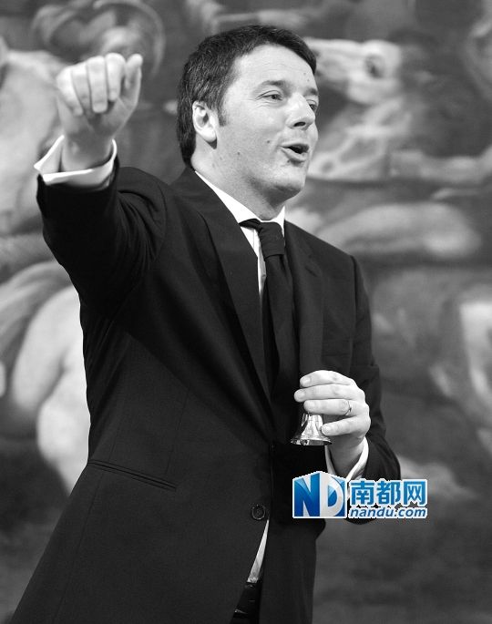 2月22日，在意大利羅馬總理府，新任總理馬泰奧·倫齊搖鈴象征正式行使總理權力。