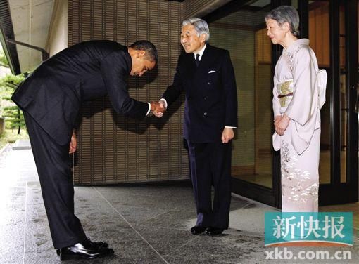 2009年與日本天皇見面時(shí),奧巴馬90°鞠躬被人詬病