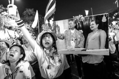 5日，泰國(guó)巴蜀府海濱度假勝地華欣，數(shù)萬民眾身穿國(guó)王的代表色“黃色”T恤，自發(fā)上街，口喊“國(guó)王萬歲”的口號(hào)。