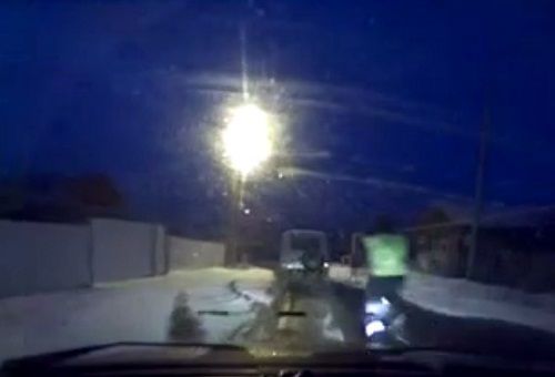 警車追逐中仍未追上可疑汽車，此時令人震驚的一幕出現(xiàn)，一名警察從警車中跳出來，向可疑車輛跑去。