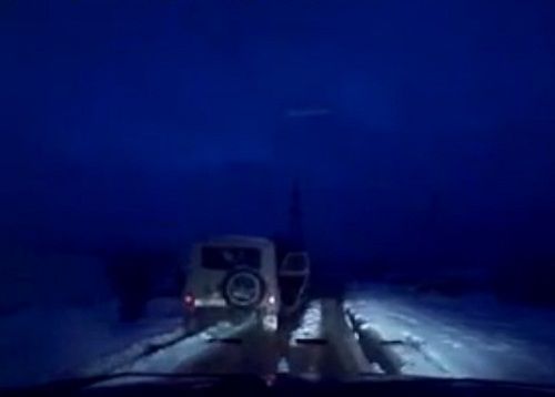 　　警察成功打開可疑汽車的車門并登上汽車，司機(jī)見狀立即停車及棄車逃走，警察則下車?yán)^續(xù)追捕司機(jī)。
