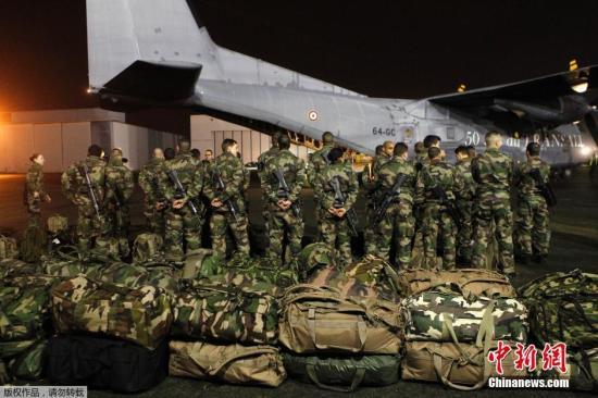 當?shù)貢r間1月7日，法國軍人抵達巴黎布爾歇機場。他們將被部署在巴黎，以增強巴黎市的安保力量。