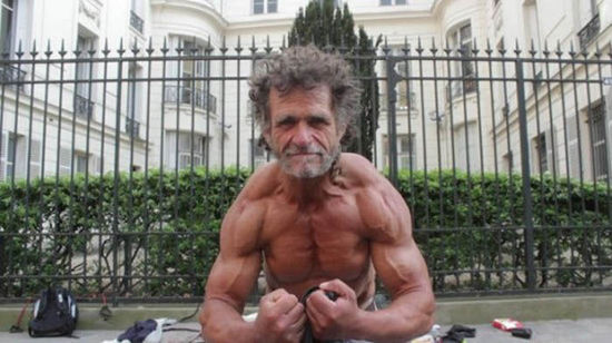 巴黎50歲流浪漢薩亞戈·雅克擁有一身壯碩的肌肉。（網(wǎng)頁(yè)截圖）
