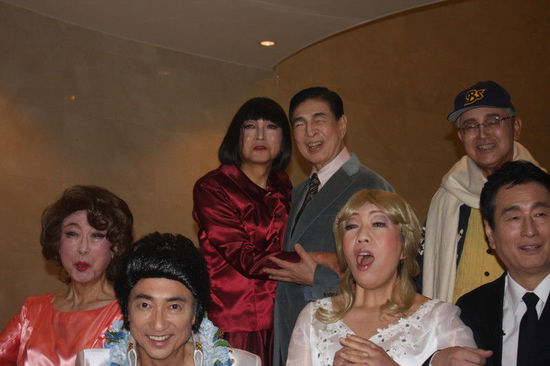 日本前首相鳩山由紀(jì)夫（后排左一）女性扮相演出音樂(lè)劇（網(wǎng)頁(yè)截圖）