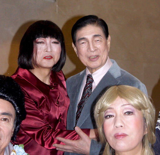 日本前首相鳩山由紀(jì)夫（后排左一）女性扮相演出音樂(lè)劇（網(wǎng)頁(yè)截圖）