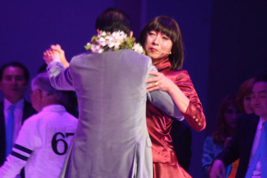 日本前首相鳩山由紀(jì)夫女性扮相演出音樂(lè)劇(組圖)