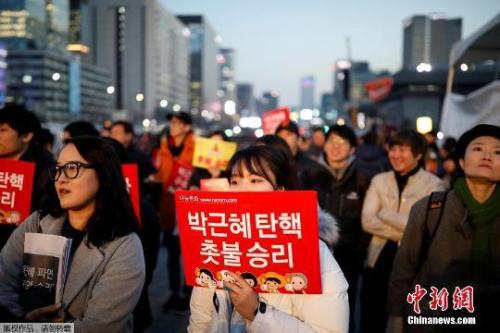 資料圖：當(dāng)?shù)貢r間3月10日上午，韓國憲法法院就總統(tǒng)彈劾案審判，樸槿惠被立即免去總統(tǒng)職務(wù)。當(dāng)晚，韓國民眾走上首爾街頭舉行燭光集會。