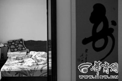 昨日，徐萬(wàn)發(fā)躺在自家床上，鼻子插著氧氣管 記者張杰攝