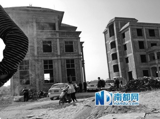 兩棟被舉報的違建樓下昨日一度聚集了超過百人，城管離開后逐漸散去。南都記者張志韜實習(xí)生宋超攝