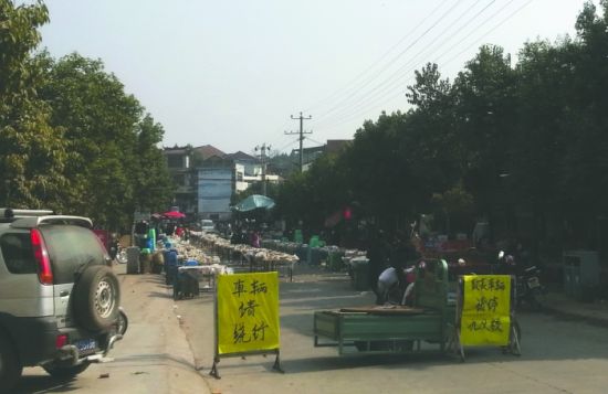 簡陽董家埂鄉，主干道被占道擺酒席