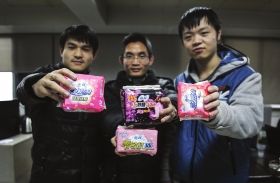 伍鋒明（中）、楊尚文（左）與馮鵬舉通過網上售賣衛生巾實現創業夢想。
