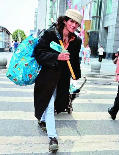 在武廣附近拍攝到的拾荒男。