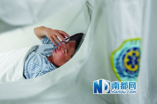 19日，北大深圳醫院，透過被撕破的工作服，急診科醫護人員申洪濤身體多處被醉酒男子抓傷。