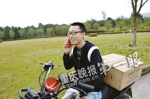 在推銷路上，黃鑫接到一位女生要衛生巾的電話，顯得十分高興。