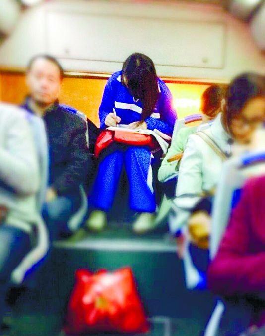 “校服美女”公交車上做作業(yè) 網友感嘆學霸現(xiàn)身