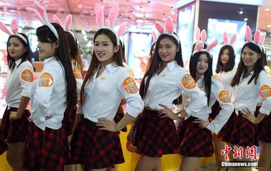 11月11日晚，一百位統(tǒng)一打扮的“兔女郎”現(xiàn)身南京新街口，逛街看電影玩快閃，走到哪里都被圍觀。